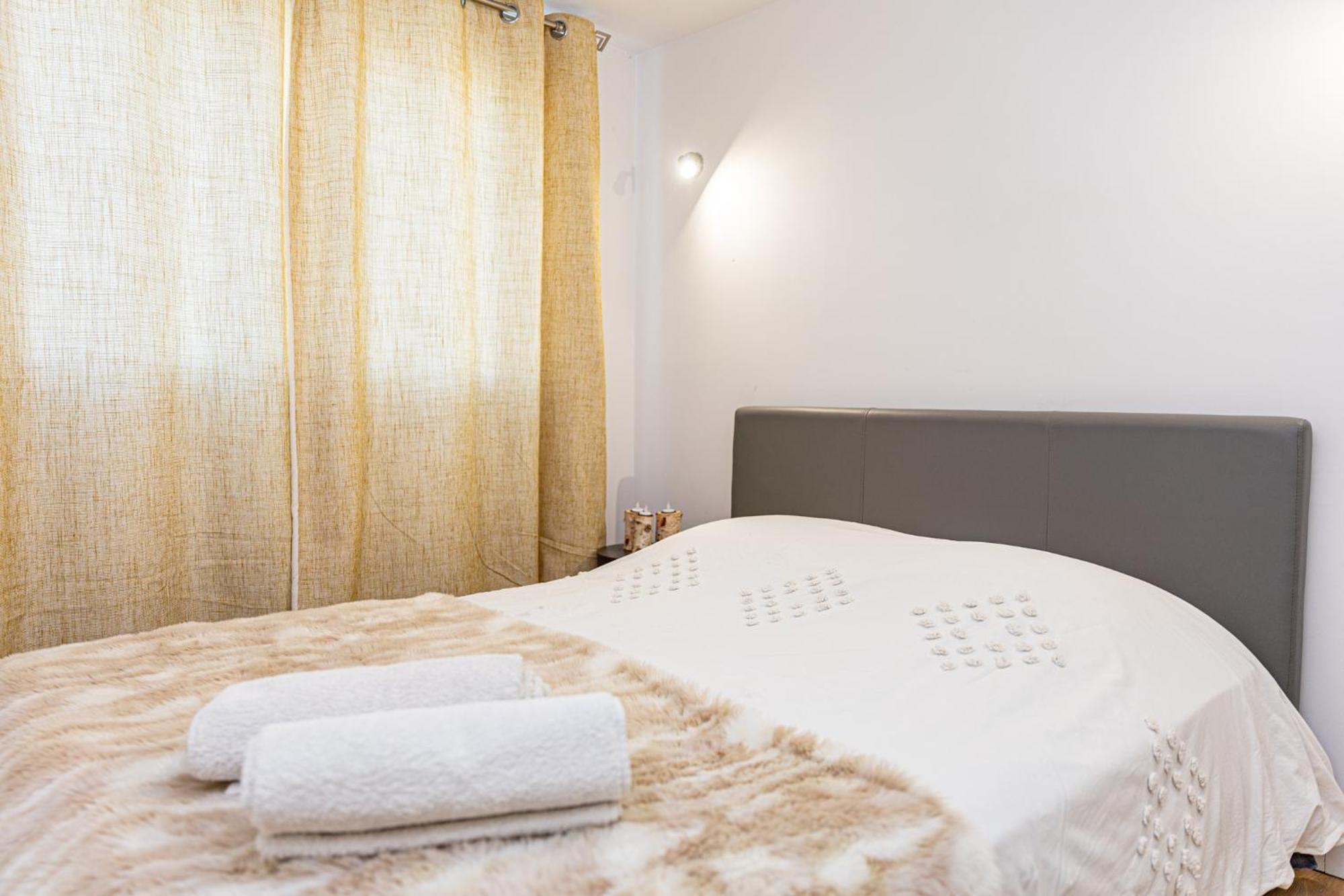 La Nuit Etoilee Aparthotel Saint-Martin-de-Crau Εξωτερικό φωτογραφία
